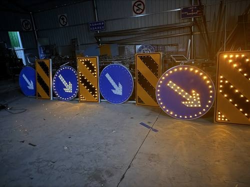 平顶山平顶山河南太阳能交通标牌 河南自发光交通路标牌厂家